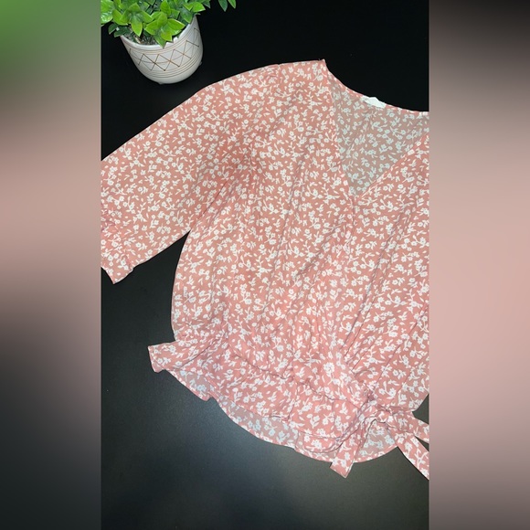 Sienna Sky Tops - EUC Sienna Sky Peachy Floral Vneck faux wrap Waist cinched Flowy Top Size L
